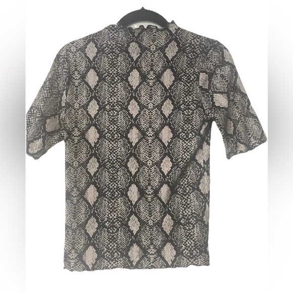 NWOT Caution to the Wind Animal Print black tan short sleeved top size Small - Picture 4 of 5